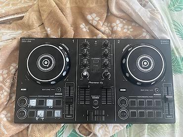 Звуковое оборудование: Pioneer DJ DDJ-200 – 2 kanallı DJ kontroller Xüsusiyyətlər: - İki — 7