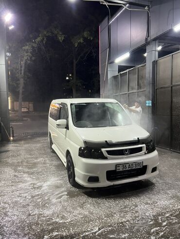домик на колесо: Белый минивэн Honda Stepwgn, модифицированный с затемненными передними