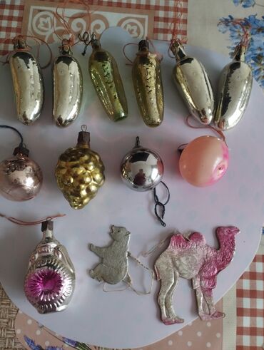 Ёлочные шары и украшения: Продаю новогодние игрушки. - Красные глянцевые шарики разных размеров — 4