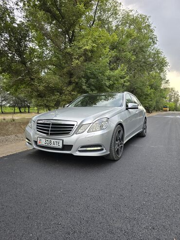 автомобиль лексус: Серебристый седан Mercedes-Benz E-класса, оснащенный черными