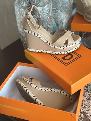 Fendi, Ölçü: 37, rəng - Bej, Yeni