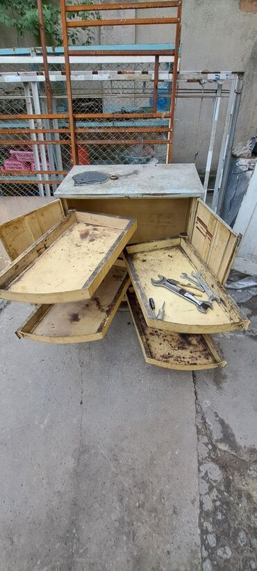 оборудование для ремонта: Продаю советский интструментальный, универсальный шкаф. высокие