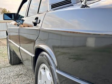 Mercedes-Benz: Maşın şəkildə göründüyü kimidir. Kasmetikasi idealdi. Tək kraskasina — 17