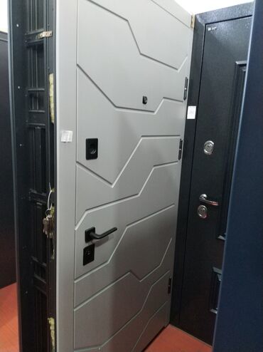 Kafel və bitirmə daşları: Qapı, müasir dizaynı və boz rəngi ilə diqqəti cəlb edir. Üzərindəki