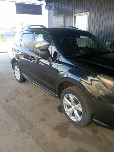 субару либеро: Subaru Forester черного цвета с серебристыми дисками. На крыше