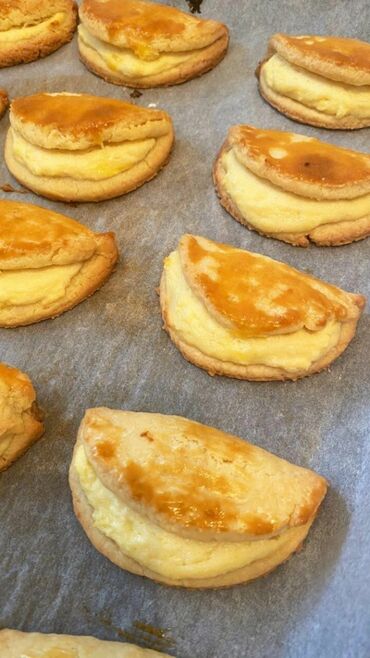 Выпечка, хлебобулочные изделия: Сосиски в тесте, свежая выпечка из пекарни. - Румяная, глянцевая — 9