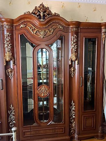 Az işlenmiş temiz Malaziya mebelidir Klassik üslubda vitrinli qonaq