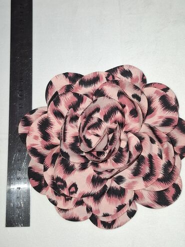 Broşlar: Leopard naxışlı, əl işi olan gül broşları. Paltolara, şərflərə və ya -da lalafo.az — 13 Broşlar: Leopard naxışlı, əl işi olan gül broşları. Paltolara, şərflərə və ya — 13