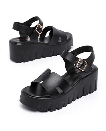ugg sandals: Ženske platform sandale – crne - Materijal: glatka veštačka koža — 1