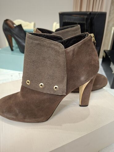 черные замшевые ботильоны: Женские ботильоны на каблуке. - Материал: натуральная замша. - Цвет