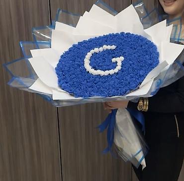 dossil gel nə üçündür: Mavi güllərdən hazırlanmış nəhəng buket – mərkəzdə ağ güllərlə “G” — 1
