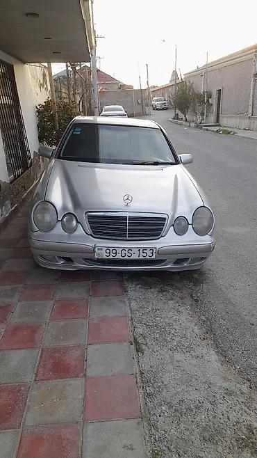 mercedes e 200: Mercedes-Benz E-Class (W210), gümüşü rəng. - Kuzov: sedan, 4 qapı - — 1