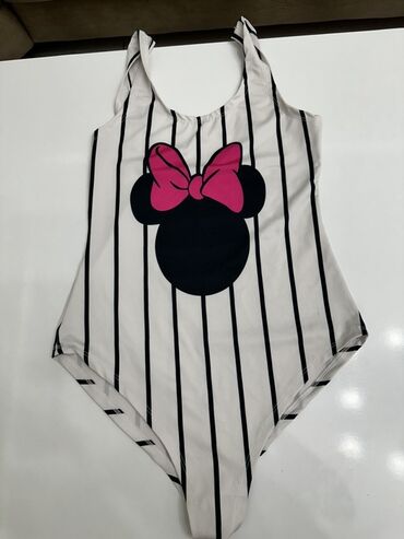 Bayram kostyumları: Ağ rəngli, qara zolaqlı və öndə Minnie Mouse təsvirli qızlar üçün