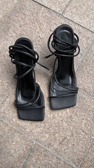 волейбольная обувь: Босоножки в идеальном состоянии,надевали пару раз,кожа 38 размер
