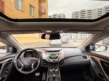 Hyundai: Hyundai Elantra sedan – ağ rəng, şəhər üçün qənaətcil və komfortlu — 9