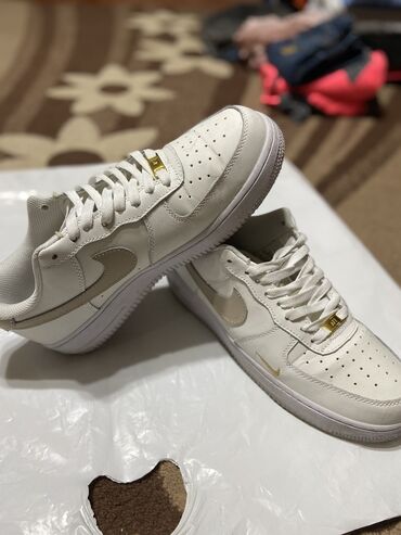 Orijinal nike air force, səliqəli az geyinilib. 44 ölçüyə uyğundur