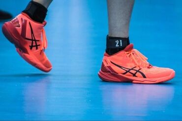 мужская обувь секонд хенд: Мужские кроссовки, 43, Asics, Б/у, цвет - Оранжевый, Платная доставка, Самовывоз