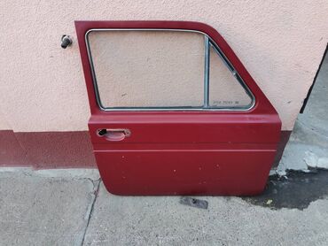 Auto delovi: Vrata desna Lada 2121 Niva. U crvenoj boji. Polovna, zdrava. Skinuta — 2