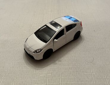 Avtomobil modelləri: Ağ rəngli mini model avtomobil – sedan/krossover üslubunda oyuncaq — 1