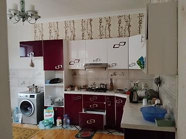 metbex saati: Mətbəx mebeli L formalı quruluşa malikdir və ağ-bənövşəyi parlaq — 2