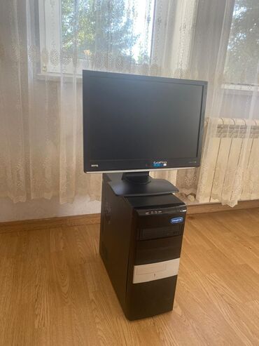 Masaüstü kompüterlər və iş stansiyaları: Masaüstü komputer Köhnə modeldir. İşlədilmir çoxdandır. Üstündə bütün — 3