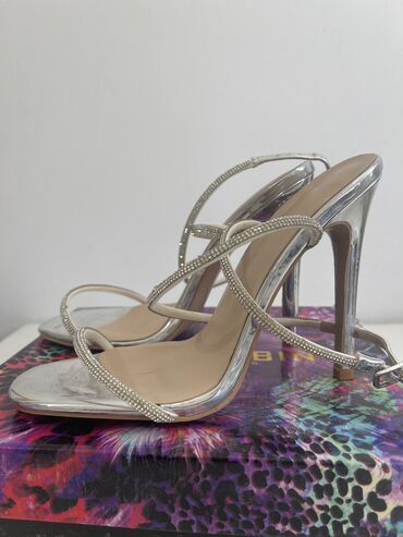 обувь puma: Продаю каблуки босоножки серебристого цвета,размер 38. Высота каблуков