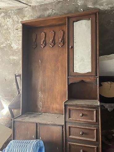 ucuz kuxna skafi: Klassik üslubda taxta dəhliz dolabı/vestiyer. Xüsusiyyətlər: - Üst — 1