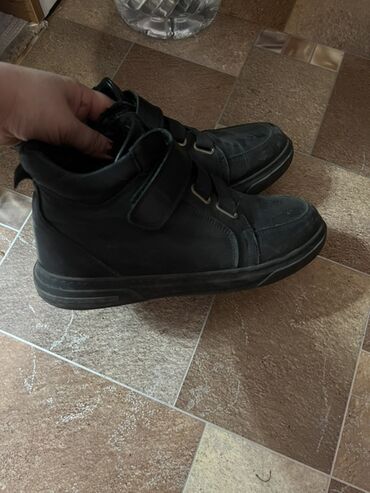 Кроссовки и спортивная обувь: Продаю обувь на мальчика, 37 размер. Все в отличном состоянии. Цена — 12