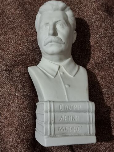 Статуэтки: Сталин. Бюст фарфоровый. Антиквариат очень редкий высота - 21, 5см