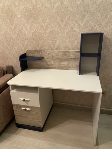 стол компьютерный складной трансформер: Tecili satılırrr. Təhsil və ofis üçün funksional yazı masası 6 aydı