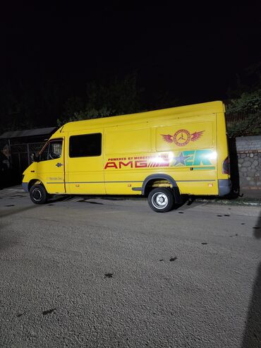 унаа базар бишкек: Желтый фургон Mercedes-Benz Sprinter, выделяющийся ярким цветом и
