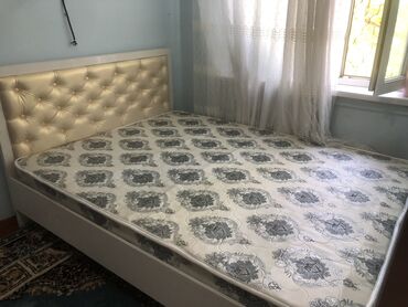старые кровати: Мы не используем лежать в кровать, чисто и не старые и не испортится