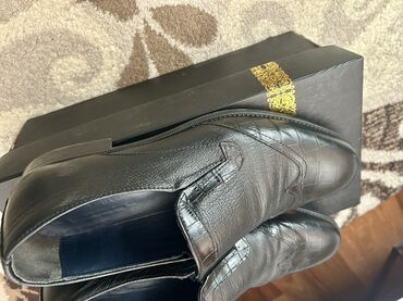 Ayaqqabılar: Klassik kisi ayaqqabisi, deridi, az geynilib, bahali ayaqqabidi,razmer — 6