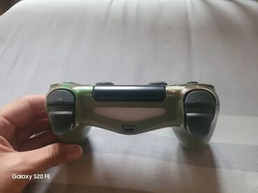 k 30: Оригинальный DualShock 4, работает четко. подключается через блютуз