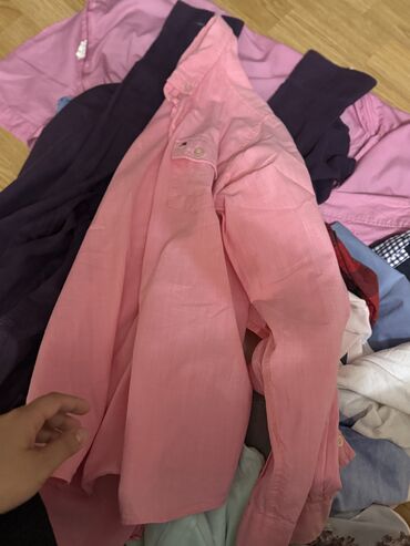Köynəklər: Kişi köynəkləri,rubaşkaları S razmer,şalvarlar 34 razmerdilər.33 — 8