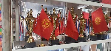 американский флаг: Элегантная настольная подставка для флагов, выполненная в золотистом — 8