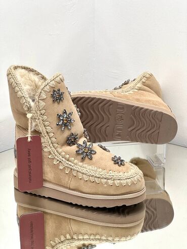 Uggs: Color - Beige, 41