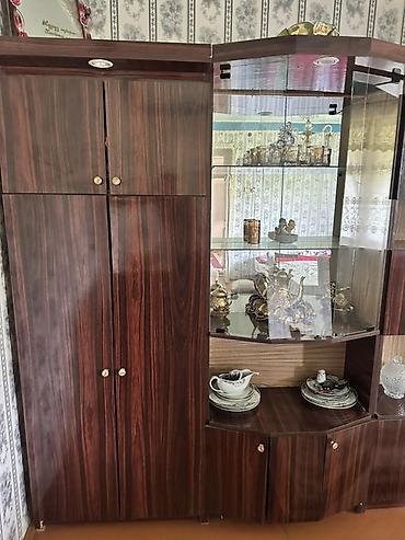 en gozel ev qapilari: Qonaq otağı üçün iri vitrinli-seçki mebel dəsti - Material: tünd qoz — 4