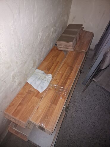 Казаны: 25m² Ağac görünüşlü, açıq qəhvəyi rəngdə laminat döşəmə lövhələri. Bu