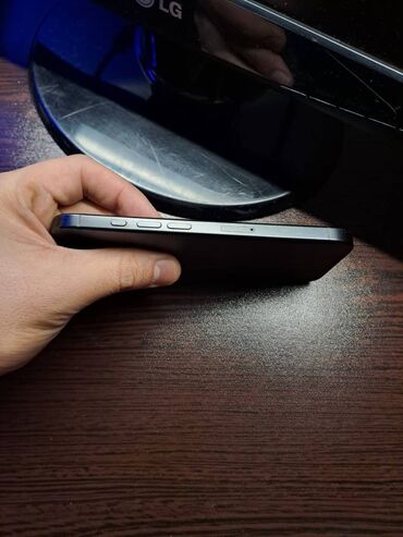 Apple iPhone: IPhone 16 Pro, 256 GB, Black Titanium, Face ID — 7