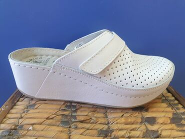 Papuče: Kozne anatomske klompe 
Cena 3950 din 36-41 — 3