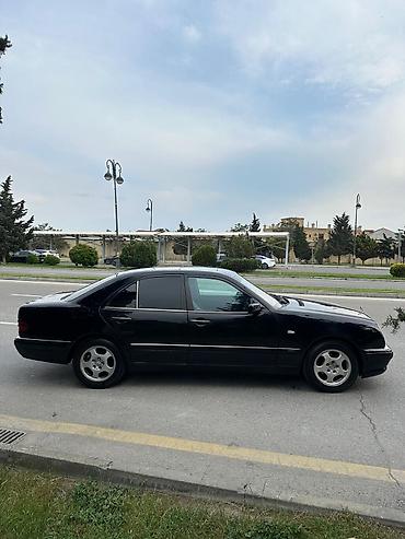 w210 panel: Mercedes-Benz E-Class W210 sedan - Kuzov: 4 qapılı sedan, qara rəng - — 1