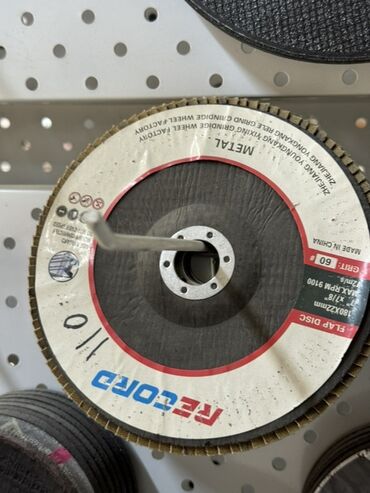 ленточный шлифовальный станок: Шлифовальный лепестковый диск Record с зернистостью 60