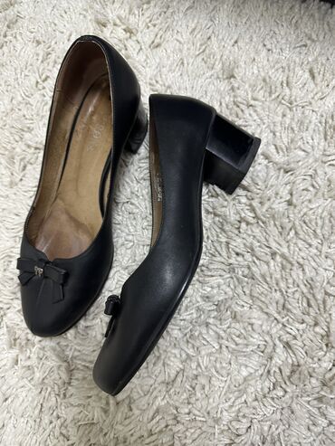 женская бу обувь 38 размера: Туфли 38, цвет - Черный