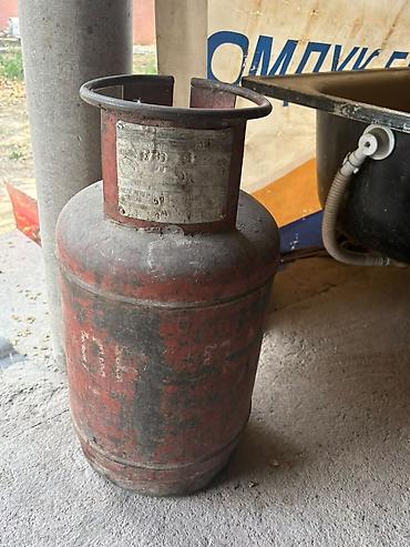 бутылки 19: Баллон для сжиженного газа (пропан-бутан), металлический, красный. - — 1