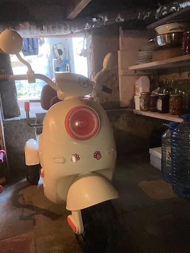 Uşaq üçün elektrik maşınları: 2 aydı alınıb her şeyi var, sadece oturacaqda 1. 2. Didik var, ela — 1