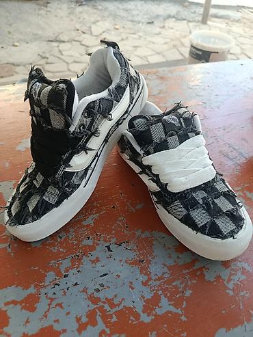 Vans “Off The Wall” üslubunda skeytbord tipli krossovkalar. - Rəng və