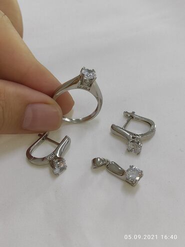 бриллиантовый набор серьги и кольцо: Серебро пробы 925 Камни фианиты Размеры имеются Качество отличное