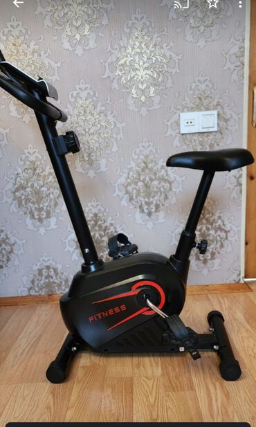Uzunmüddətli kirayə mənzillər: Qara rəngdə olan, qırmızı “FITNESS” yazısı ilə dizayn edilmiş