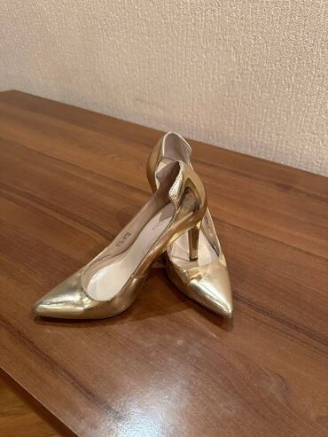 plashhi calvin klein: Обувь 700 сом. Размер 36 Calvin Klein золотые, Китай синие